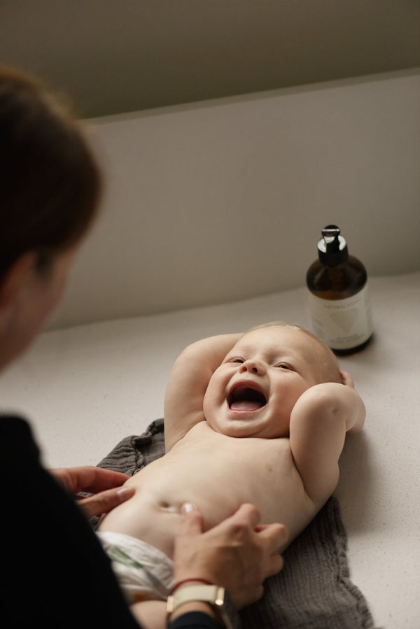Babycreme richtig anwenden: Wann eincremen, Öl oder Creme & sanfte Pflege für zarte Babyhaut